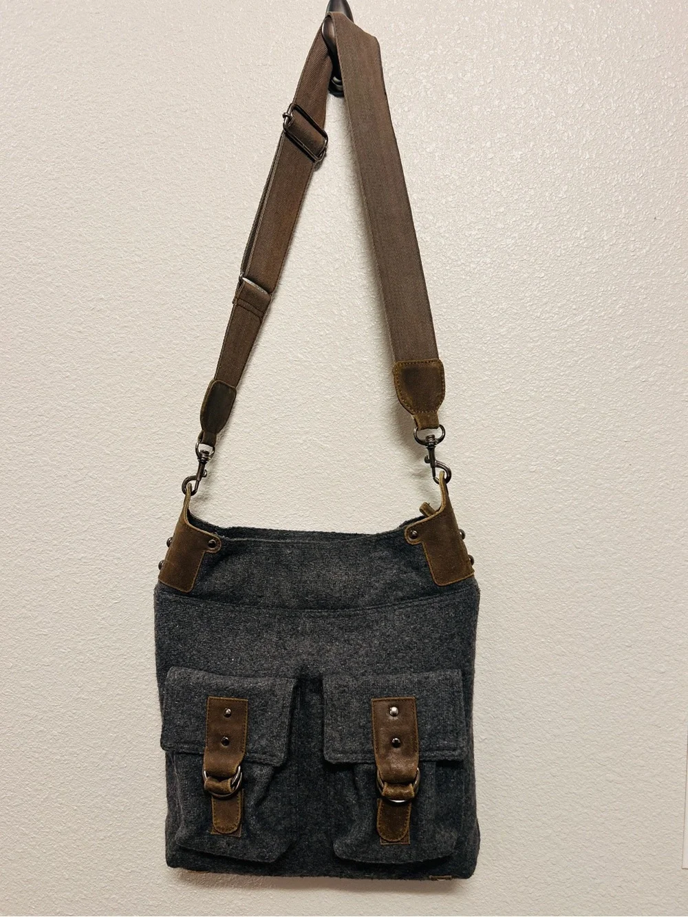 Mo and Co Gray & Brown Leather Crossbody Shoulder Messager Bag Top Zip